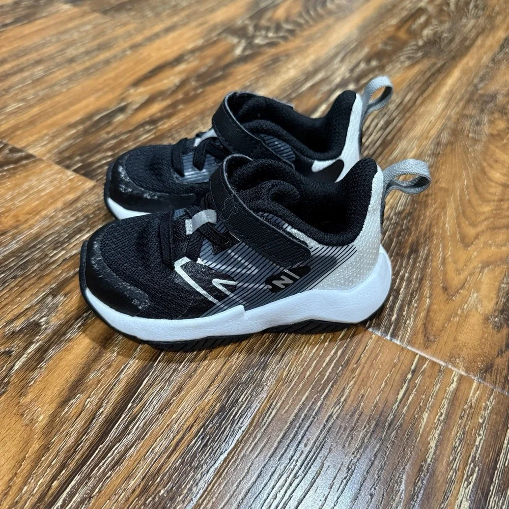 New Balance Rave Run v2 Boys Size 5‎ Toddler Girl Black Running Shoes Sneakers